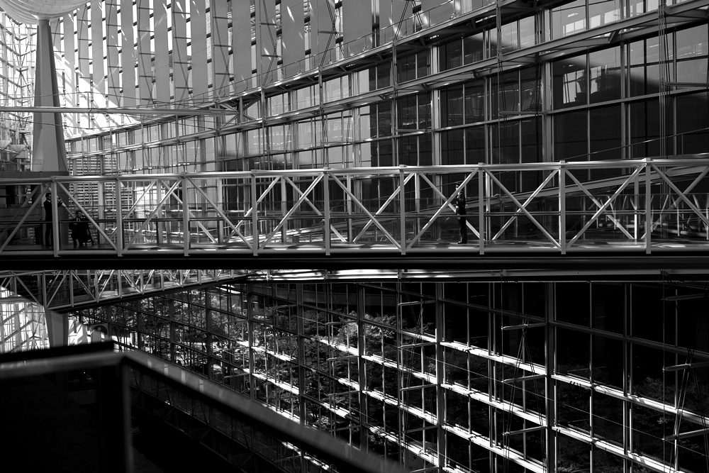 Необычная фотосессия tokyo international forum токио япония архитектура конгресс центр стекло маталл переход отражение люди камера фотосессия