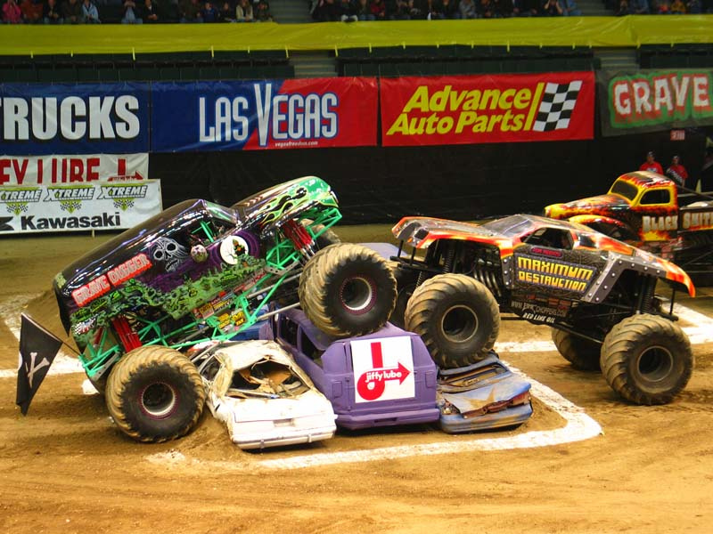 Monster car racing 