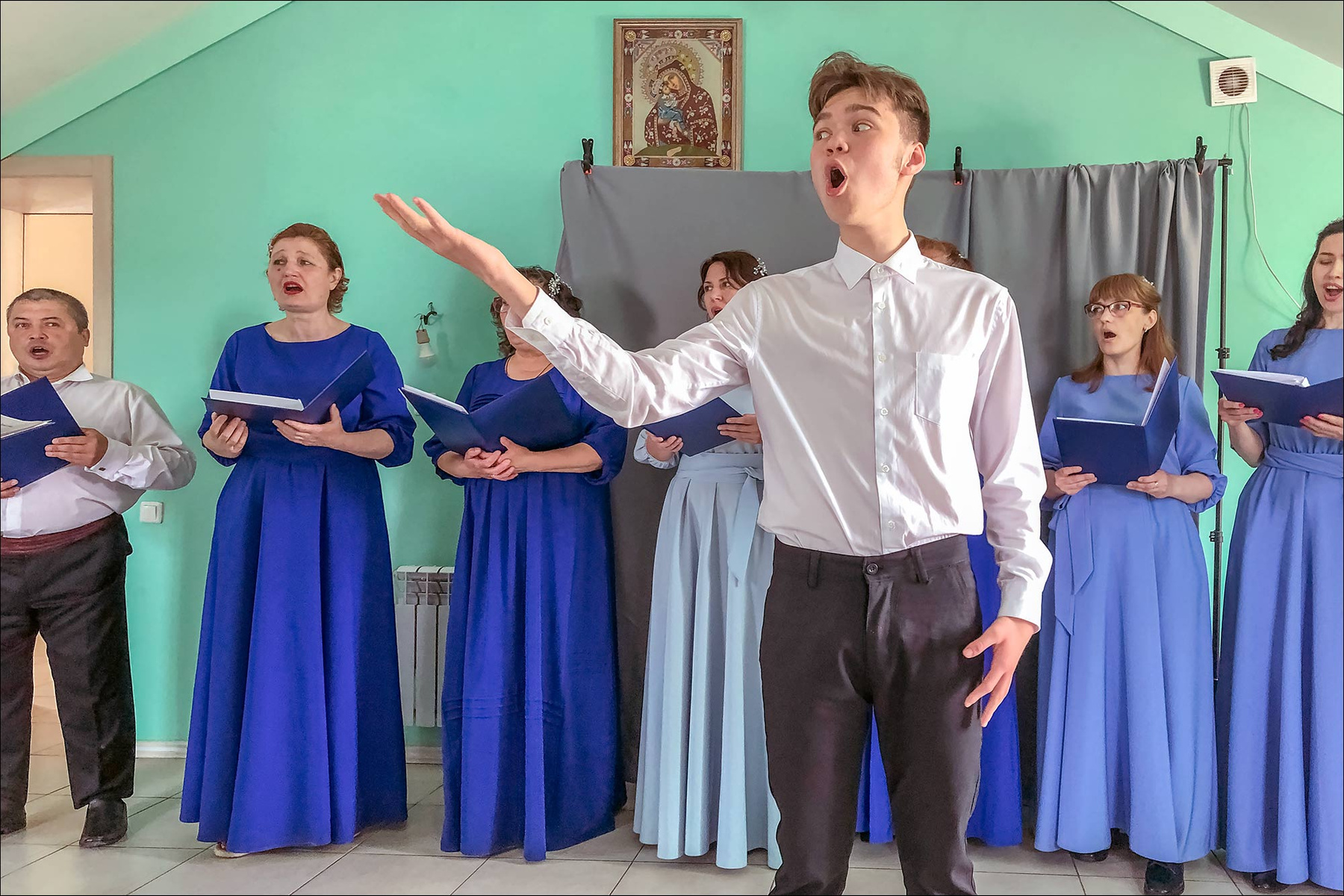 СОЛИСТ песня хор