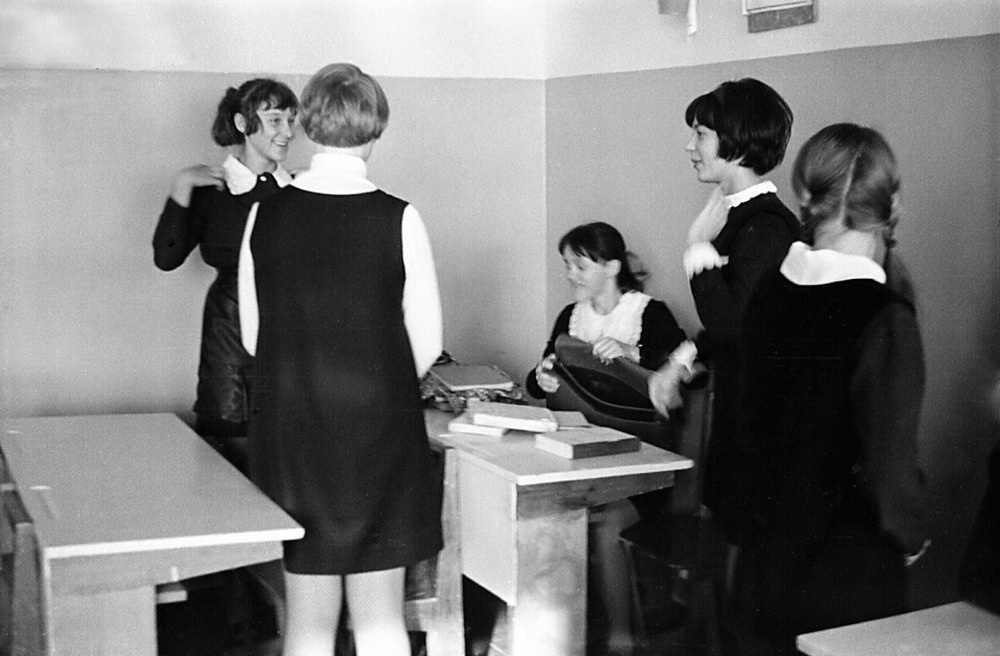 О своем, о девичьем ... Перед уроком.1971 школа, школьницы, перемена, разговор