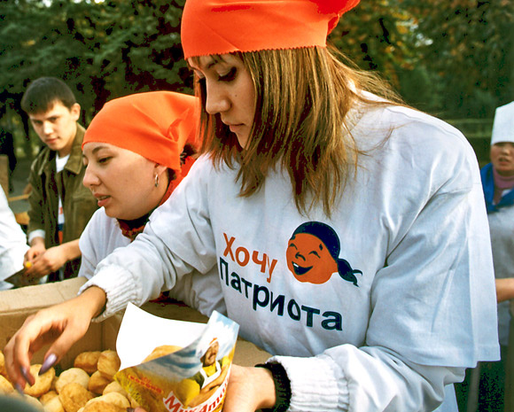 Кормление патриотов (День Баурсака в Казахстане) девушки пончики хотят баурсак казахстан