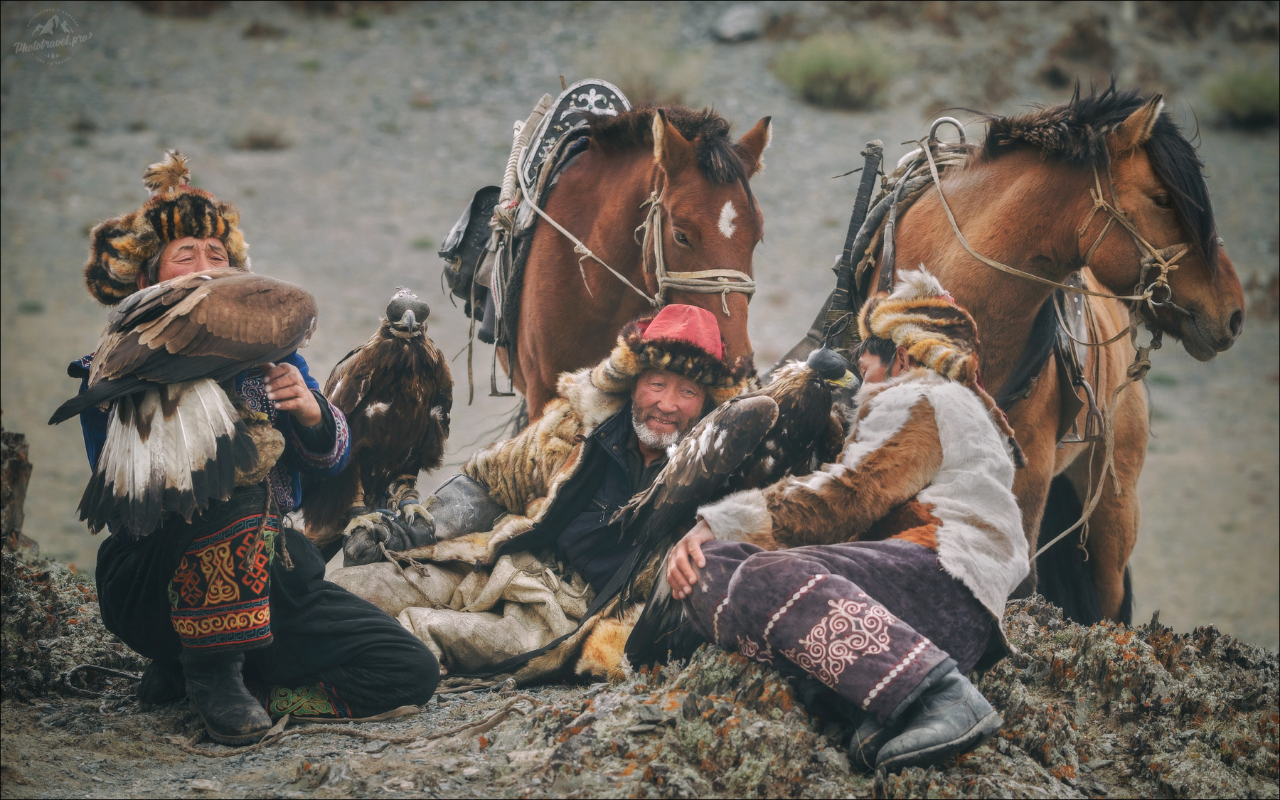 Охотники на привале монголия осень фестиваль охотник с беркутом mongolia nomad golden eagle festival фототур в монголию на алтай кочевник беркутчи