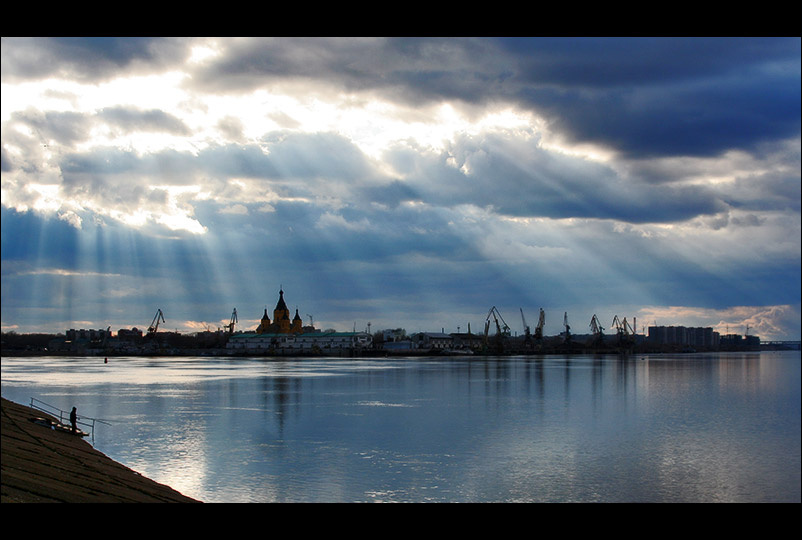 Heaven`s Light Нижний Новгород город облака река Волга Ока порт рыбак старик море краны храм церковь рыбак Пасха
