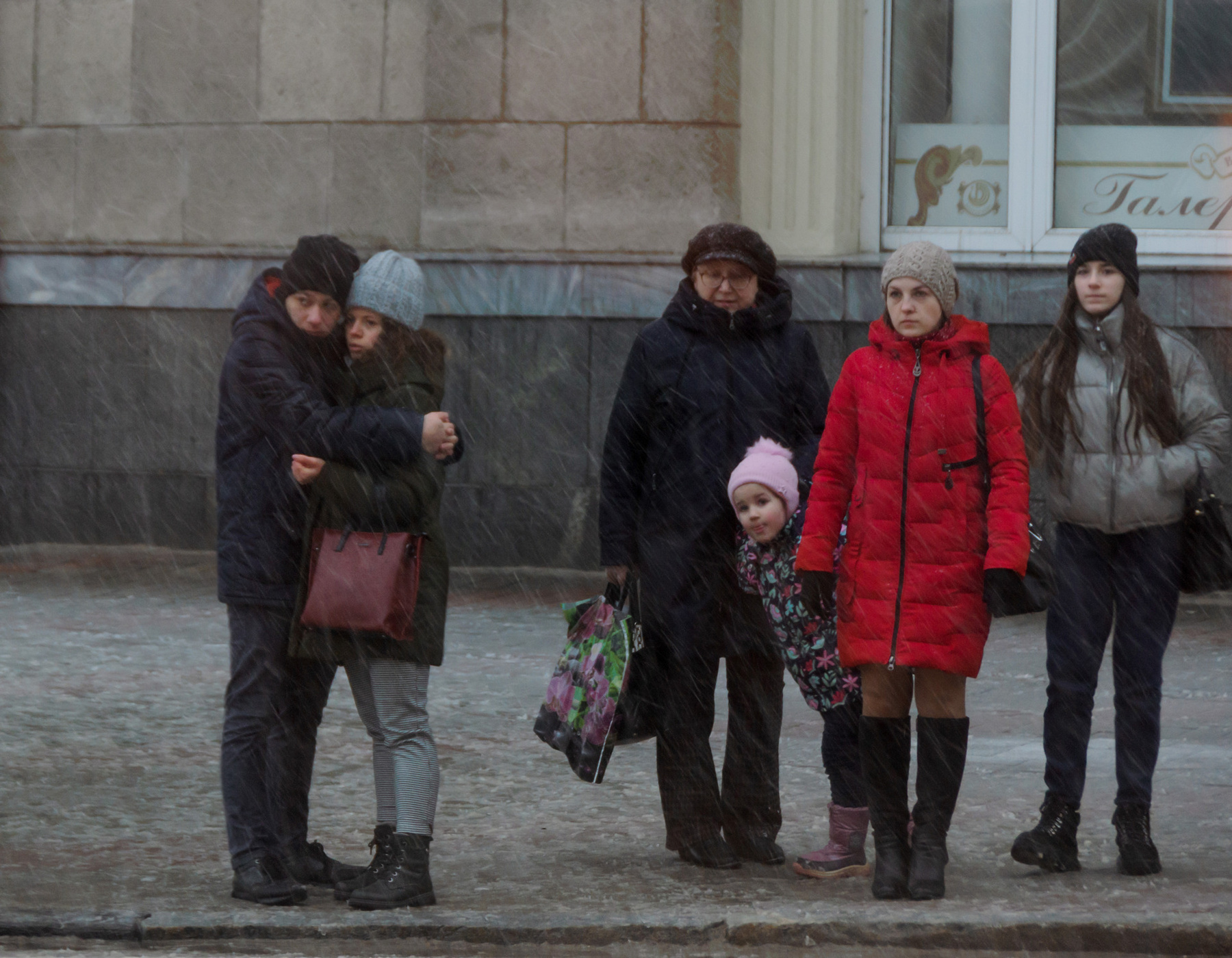 Два мира жанр город снег слякоть непогода