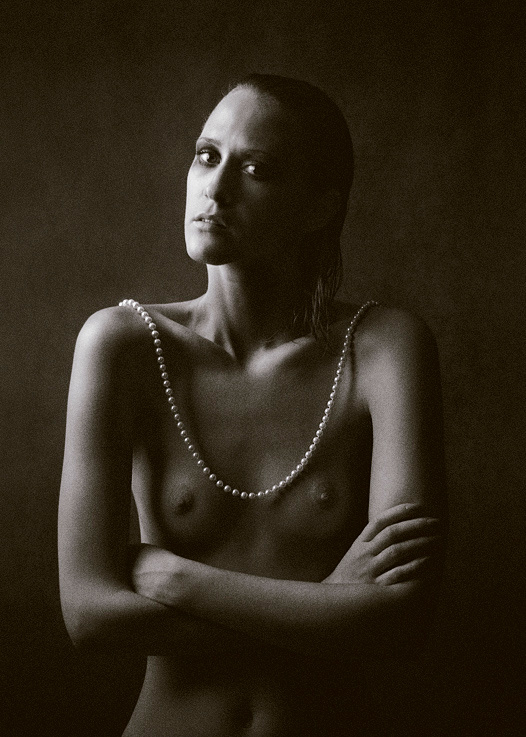 Portrait of a nude in pearls 