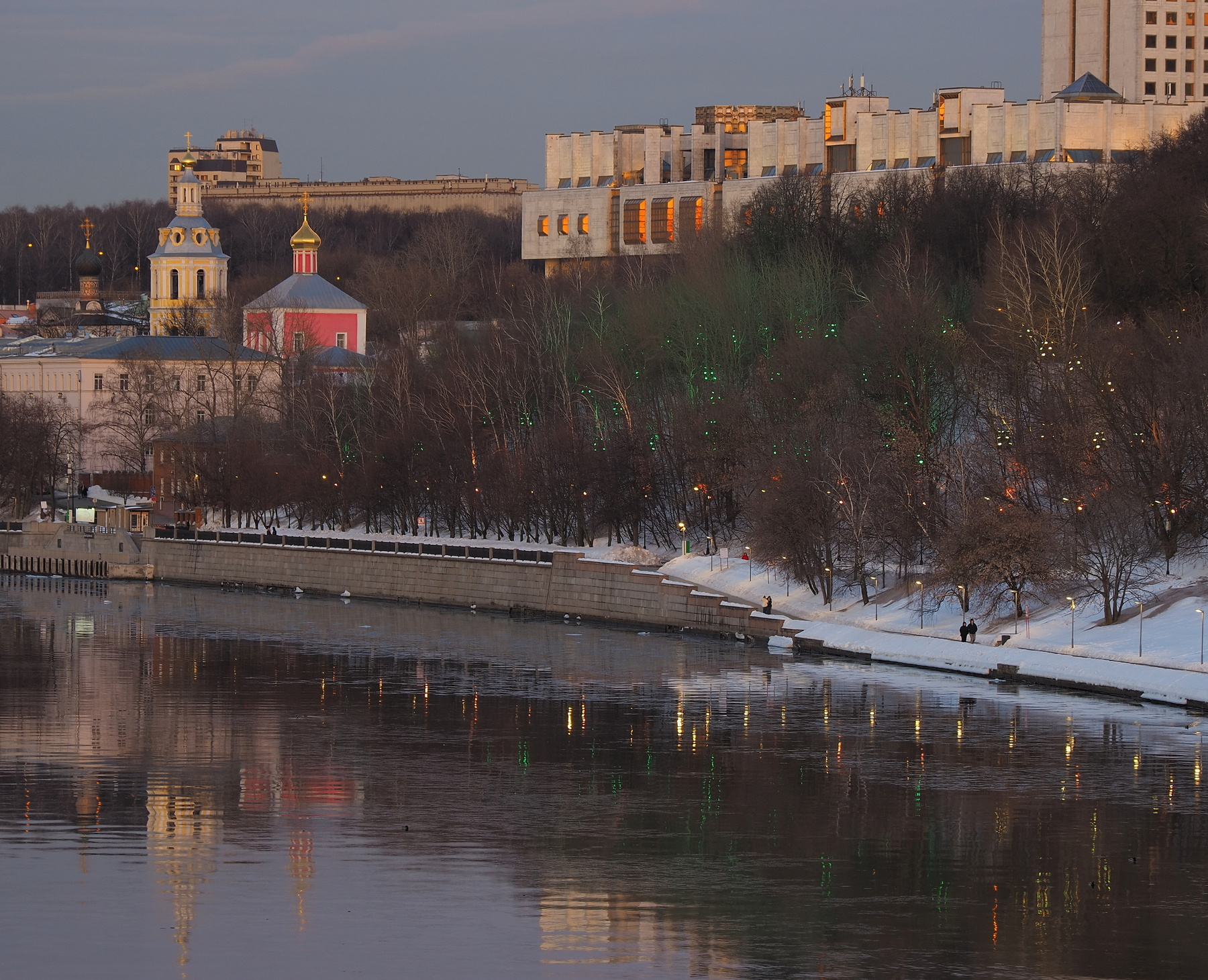 Над рекой Москвой 
