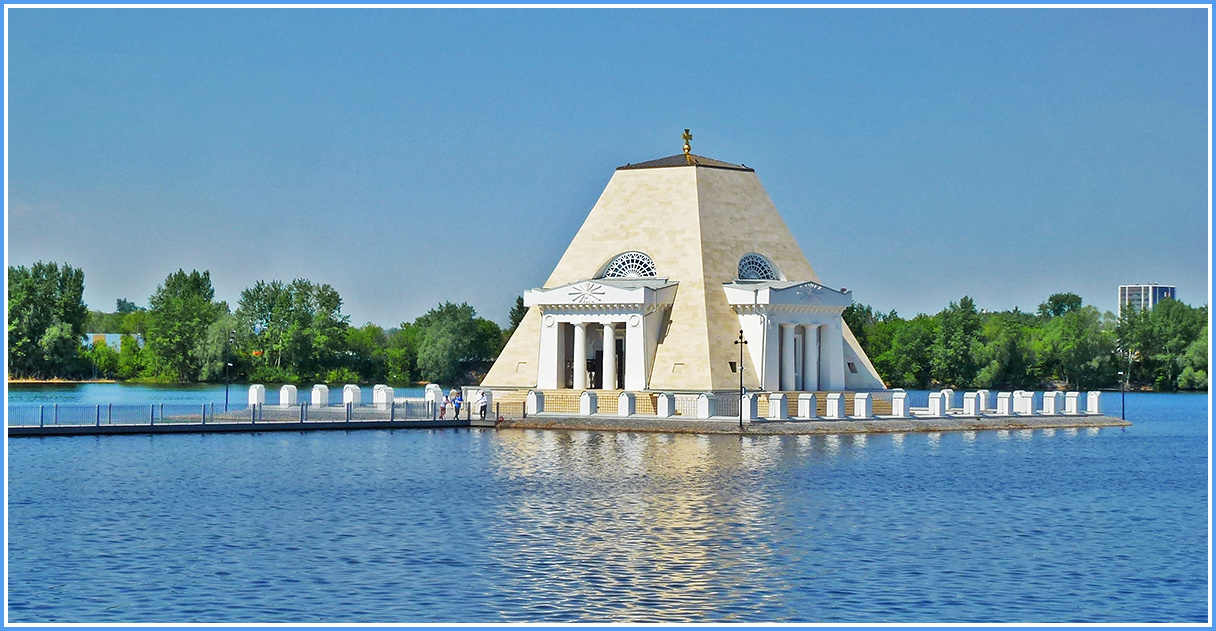 Свеча памяти над водами Казанки Татарстан Казань храм памятник река Казанка