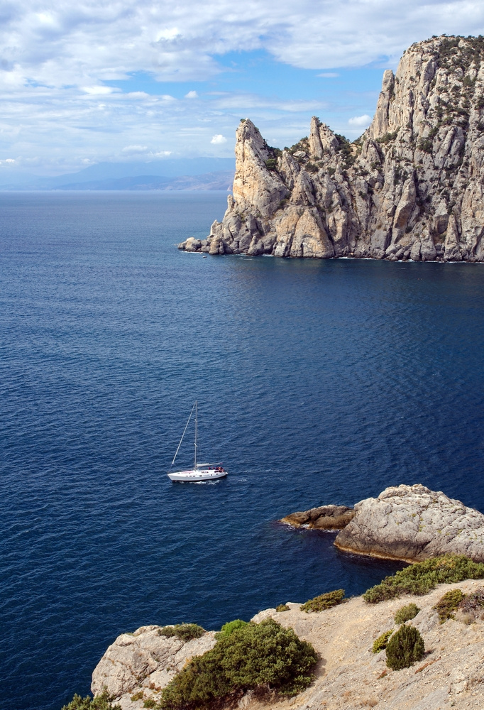 *** море горы небо яхта