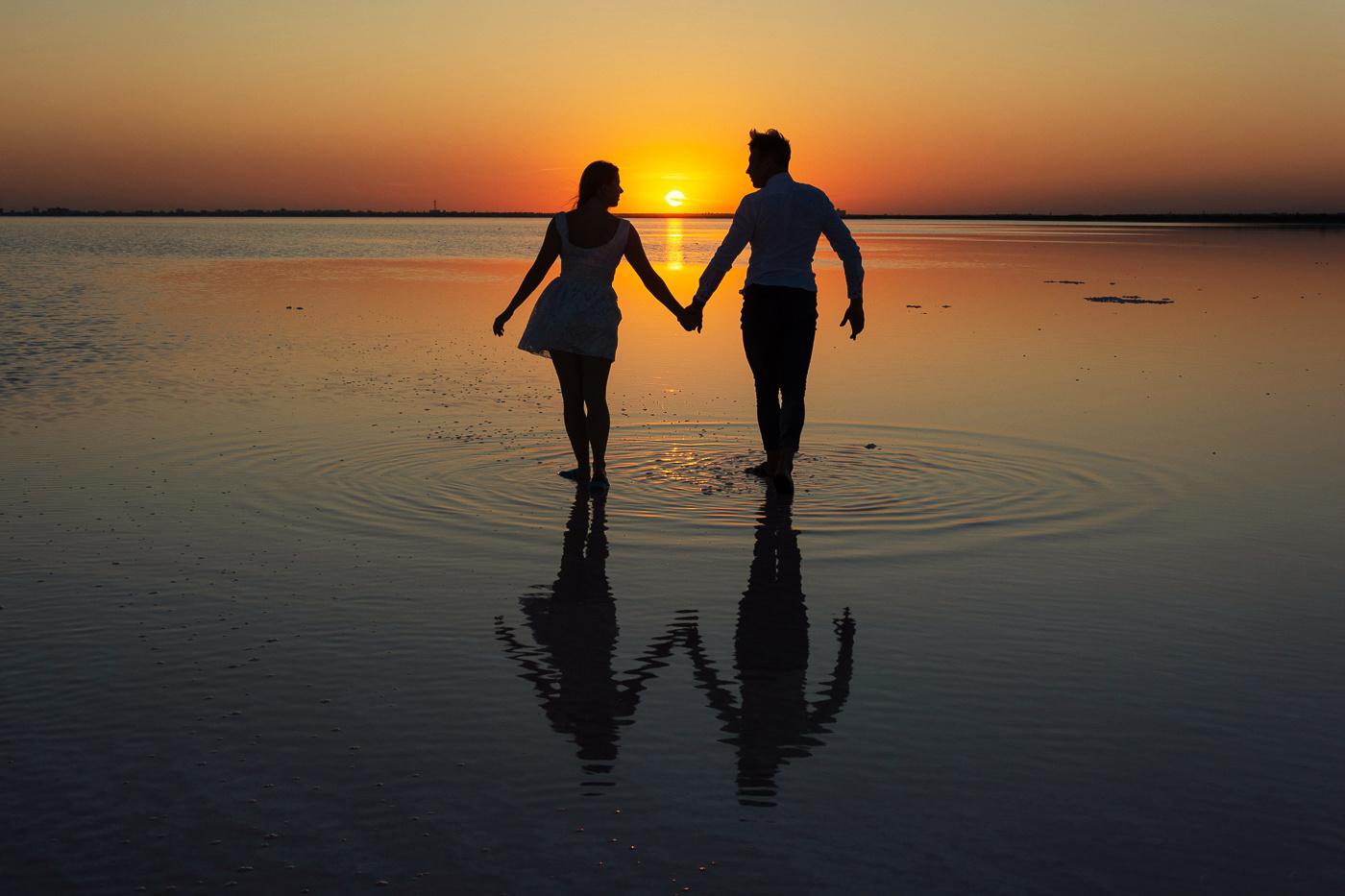Двое Крым Закат Озеро Сасык-Сиваш