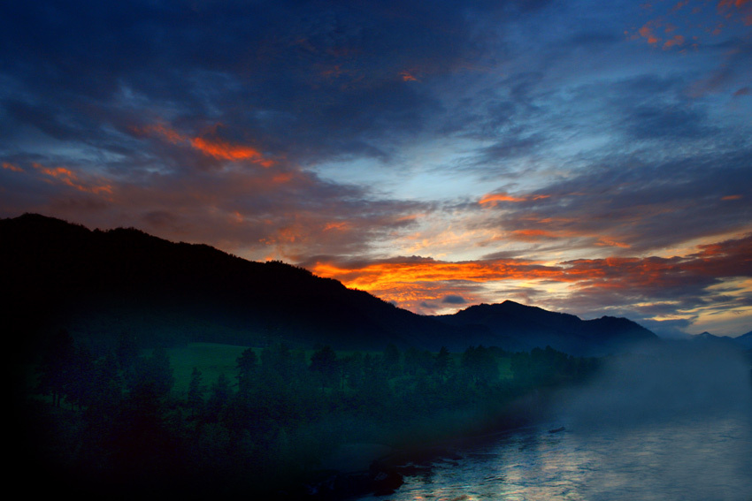 \"smoke on the water, fire in the sky\" туман закат Катунь вечер