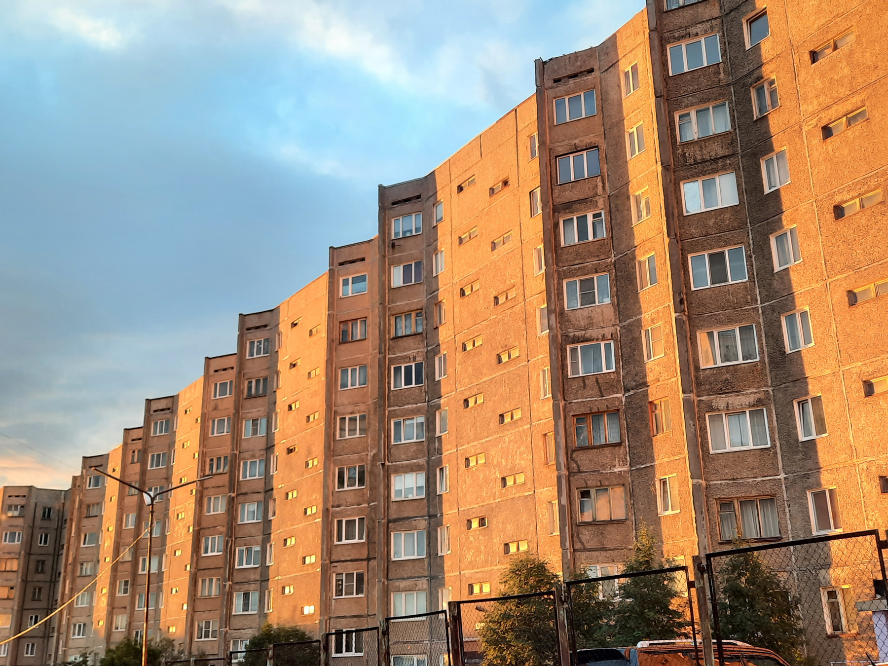Камень гармошкой Город закат дом окна этажи высотка