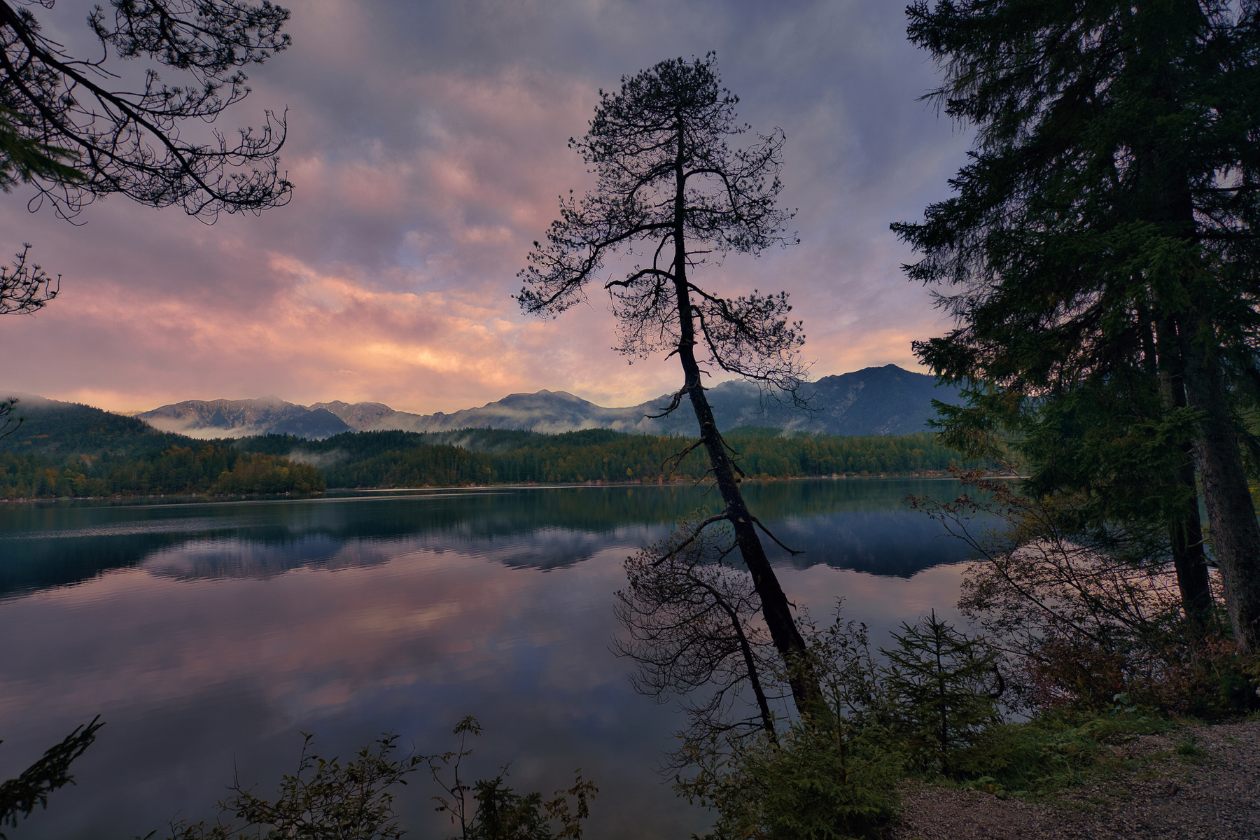 Озеро Айбзее (Eibsee), расположенное у подножия горы Цугшпитце 
