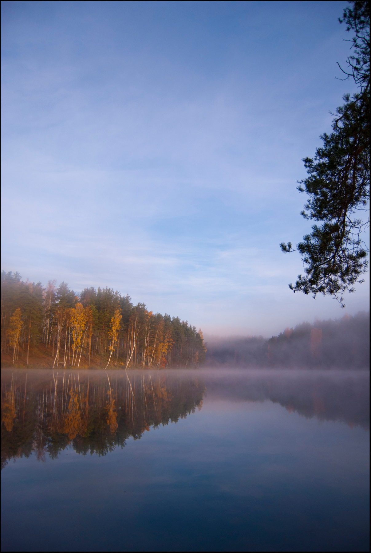 Легкий туман на озере 