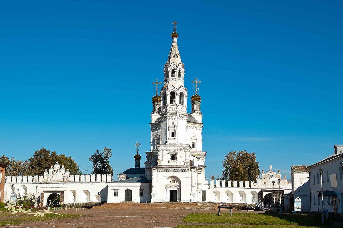 Белокаменный Кремль в городе Верхотурье. Северный Урал Россия. колокол колокольня верхотурье храм православие белый собор звон перезвон обедня вечерня христианство провославная вера религия город село деревня звонница паломничество духовный центр кремль архитектура декоративные элементы река тура лето осень пейзаж де