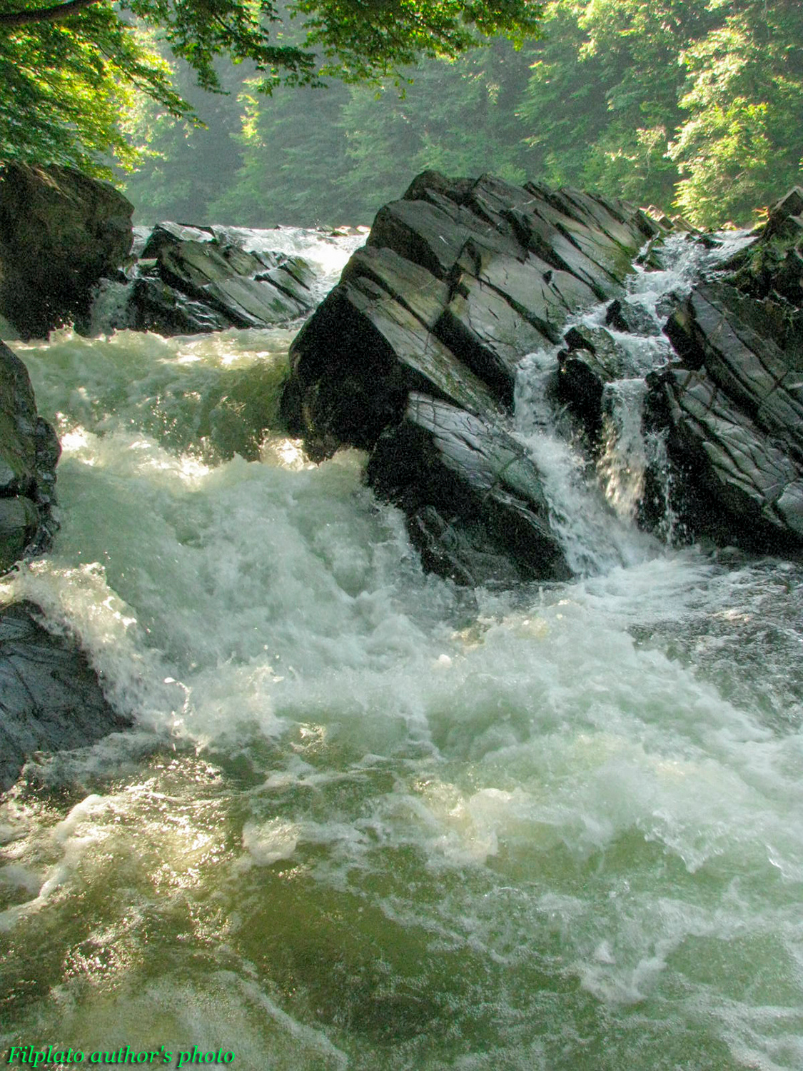 Водопад на реке Уж водопад на реке Уж горный струи горного водопада реки Закарпатья