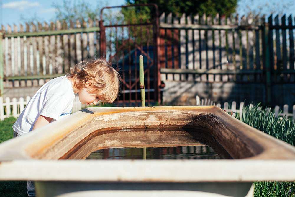 interest interest child bath reflection grass people life color