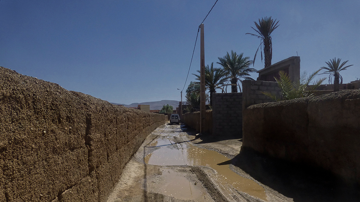 стена в Загоре Марокко Morocco Загора Zagora стена пустыня лужа