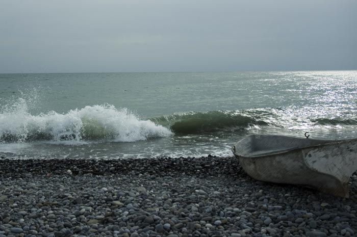 У черного моря море лодка