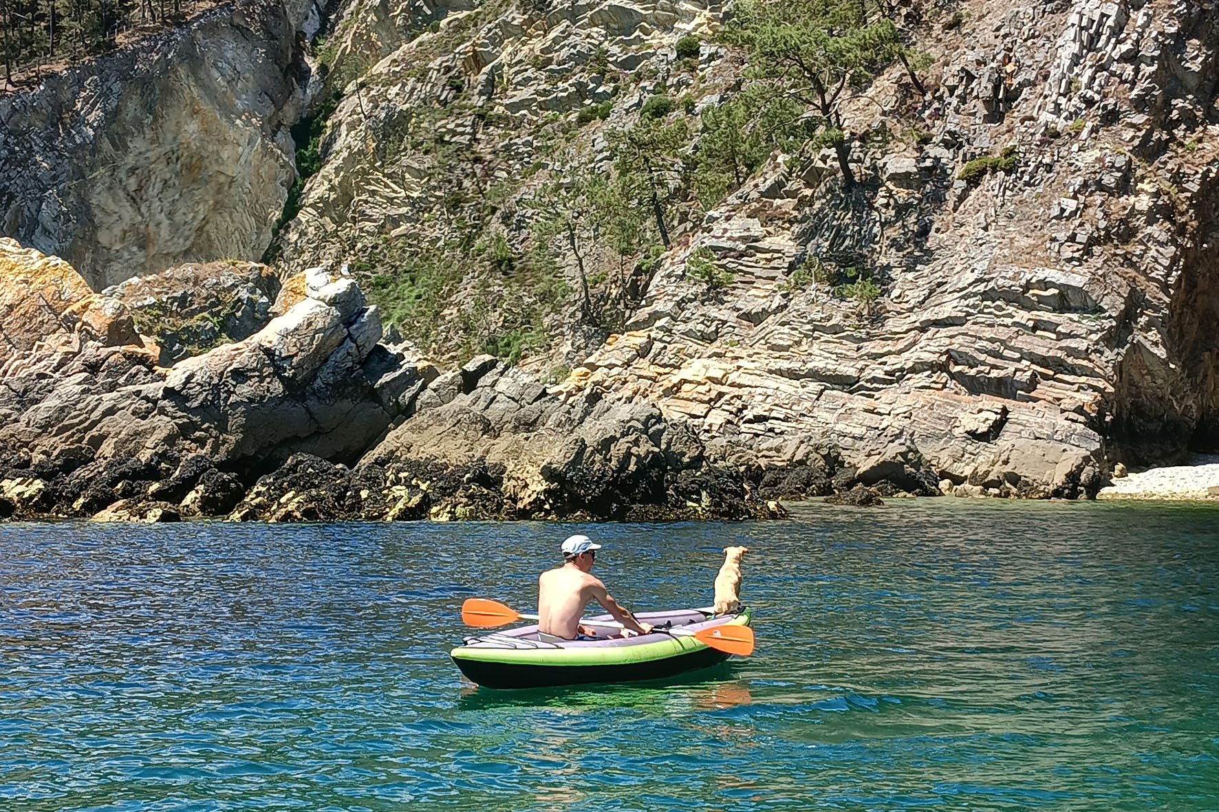 Двое в лодке, считая собаку Бретань Bretagne Финистер Finister Крозон Crozon лодка собака