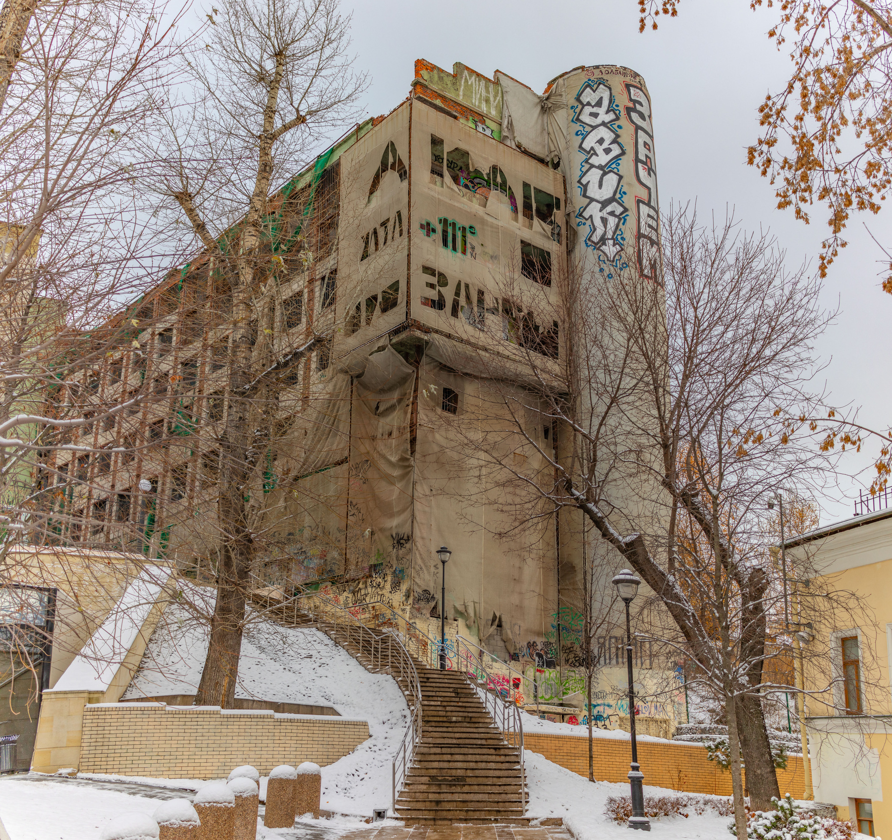 Заброшенный корпус общежития МГЛУ Город