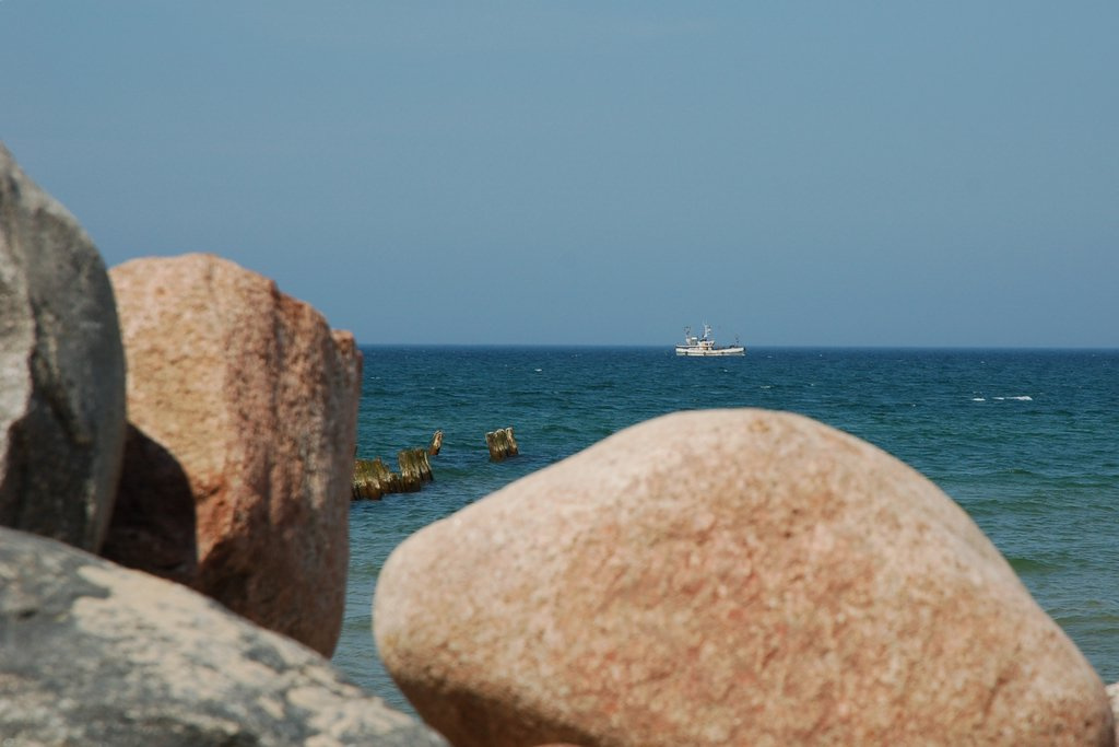 одинокий кораблик корабль, море, камни