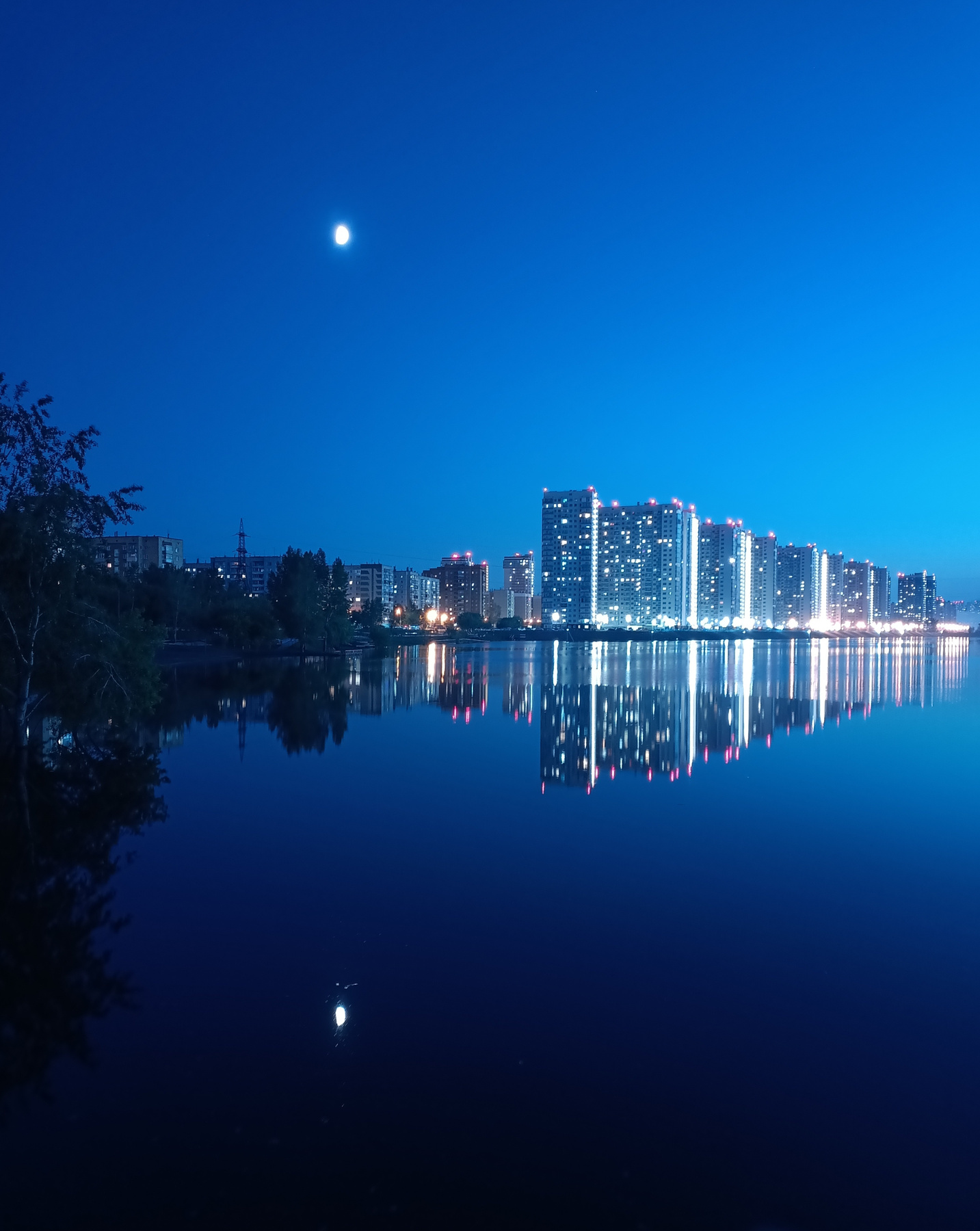 Огни Енисея Город городской пейзаж дома река отражение в воде луна луны ночной вид город Красноярск набережная ночью синяя ночь яркие огни большого города на реке симметрия