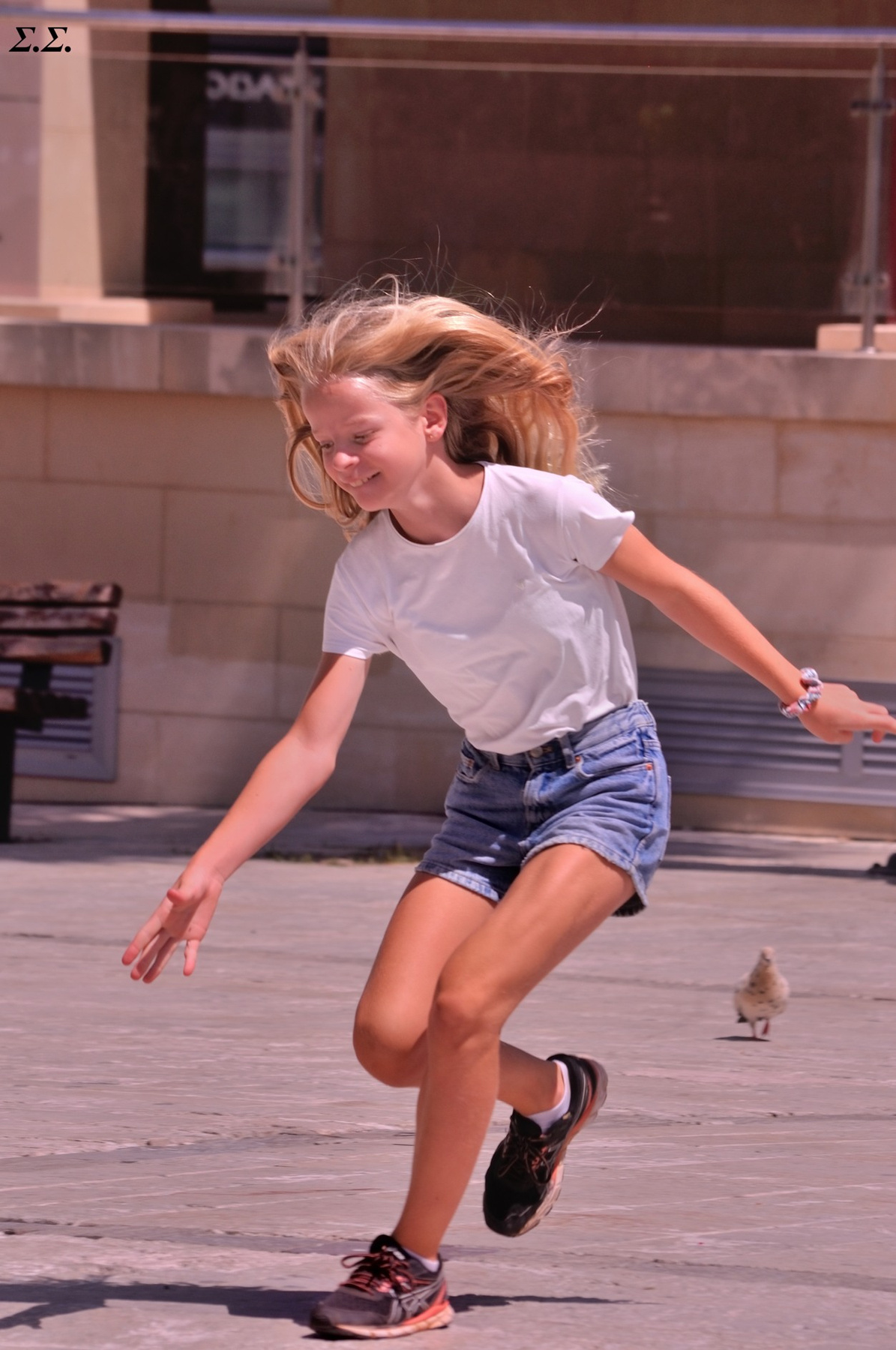 EXCITED LITTLE RUNNER 