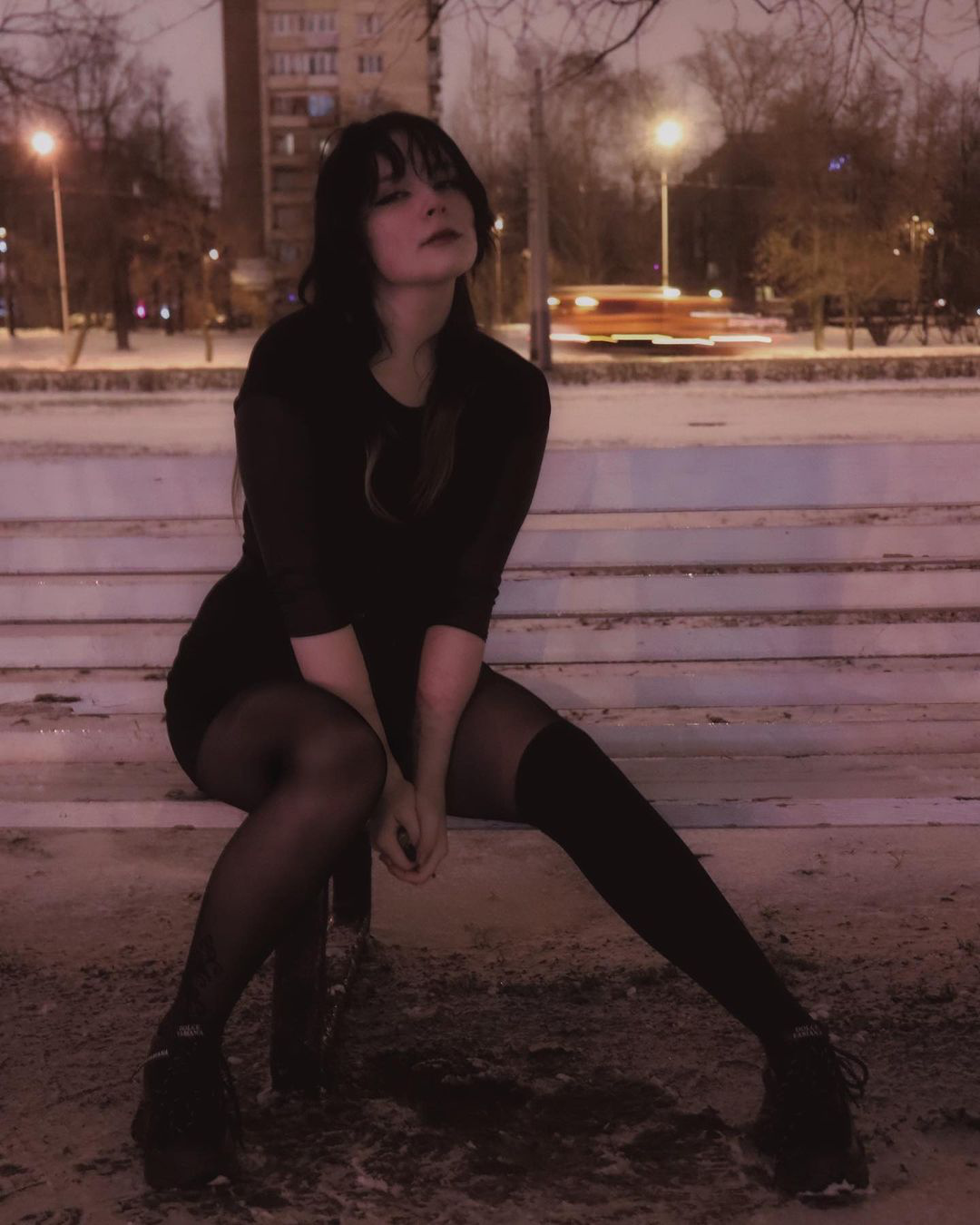 томно или всё же темно. девушка лолита молодая томный взгляд черное платье зима ночь