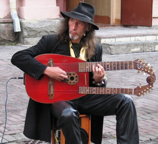 For a few dollars more... музыкант ковбой гитара шляпа Арбат мелодия песня блюз настроение медитация