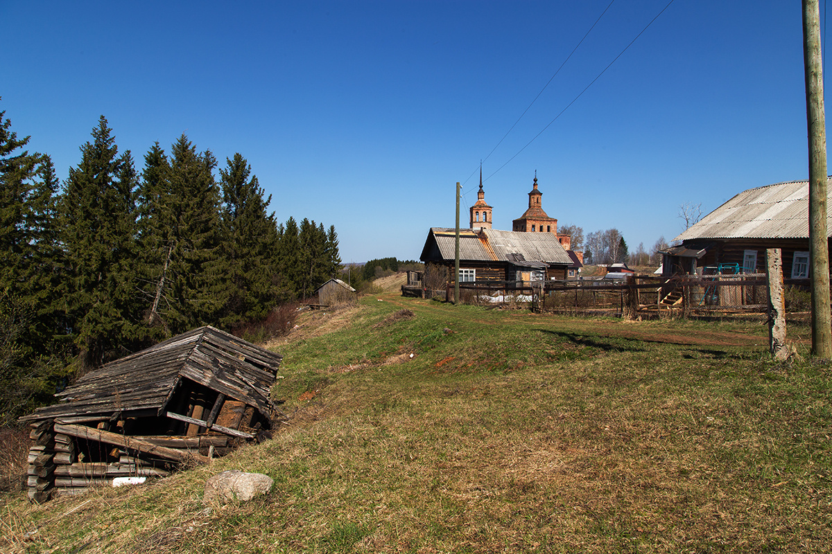 На краю села. село деревня дом церковь