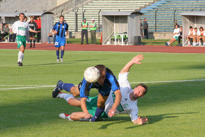 в полете спорт, мужчины, футбол, мяч