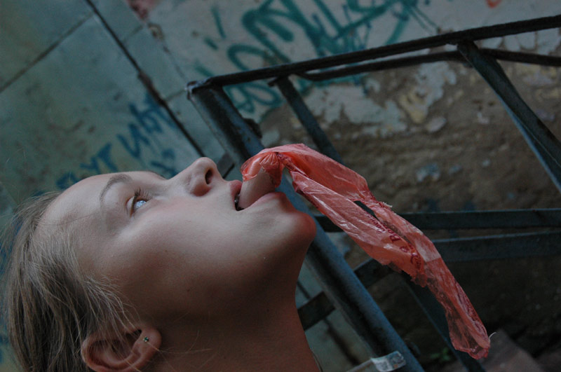 She is so hungry! девушка