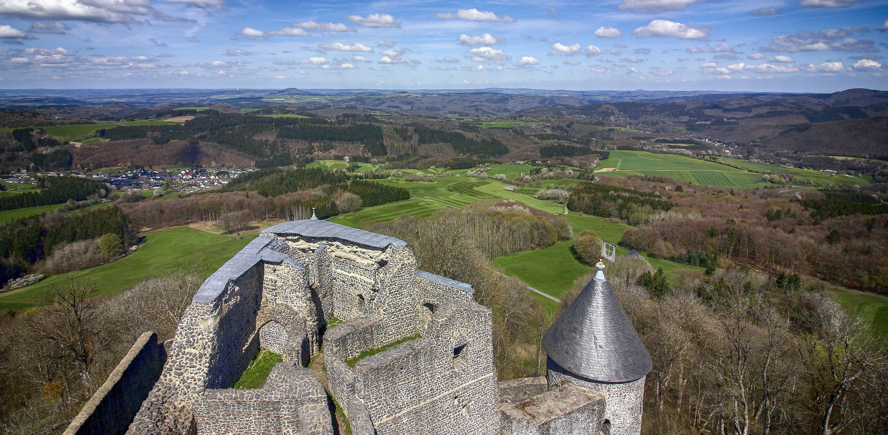 С развалин Burg Nürburg 