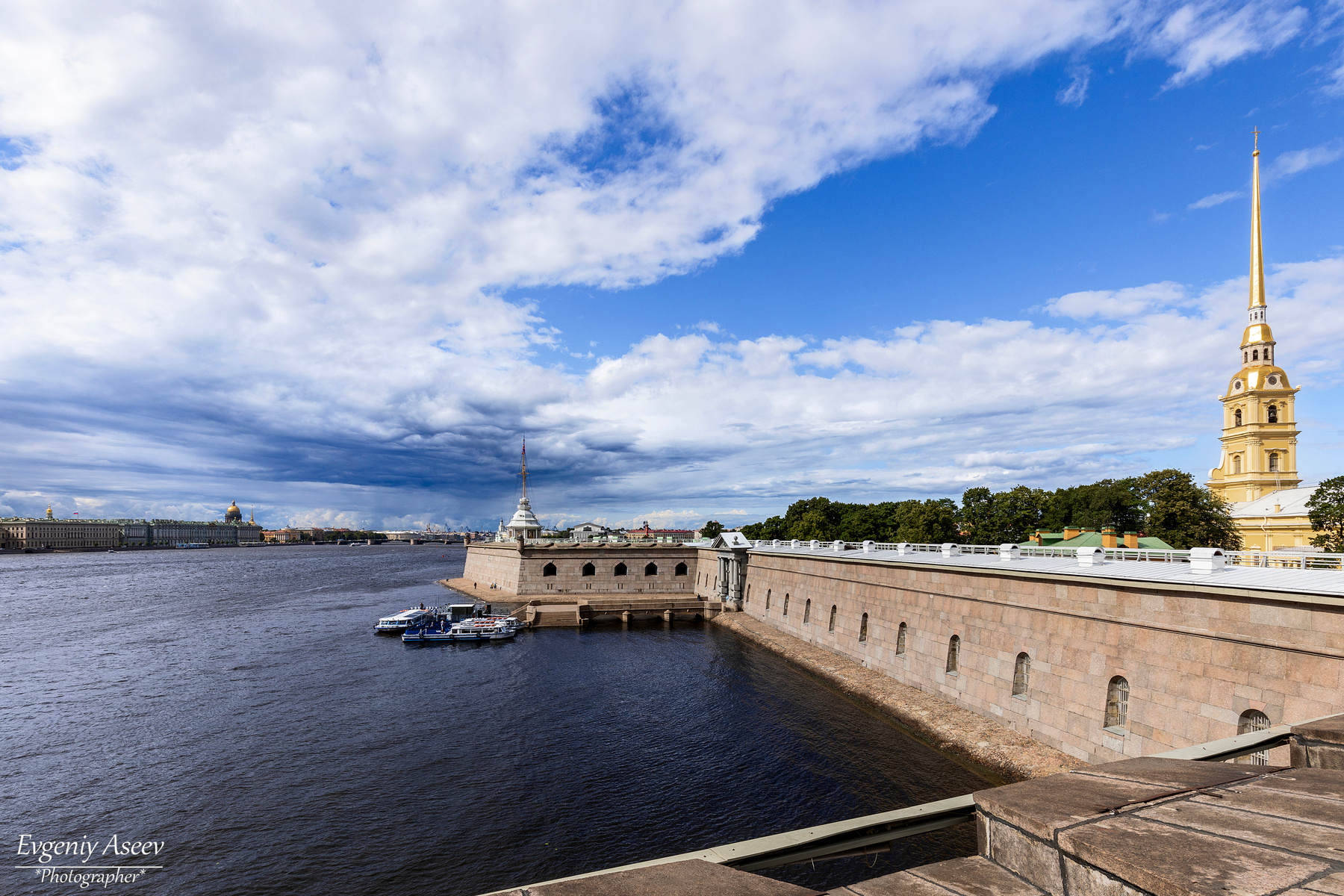 На Невских берегах Петербург