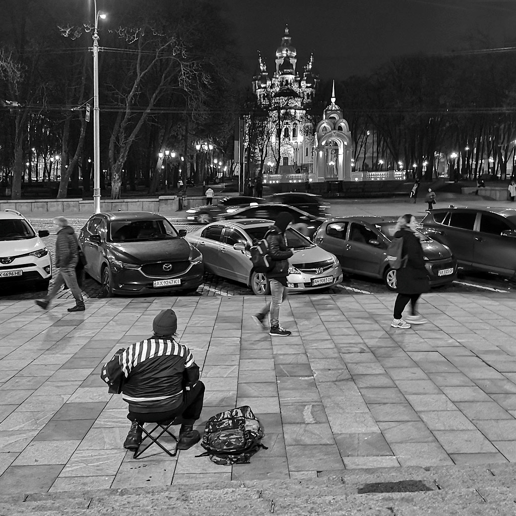 ...у прохожих на виду 
