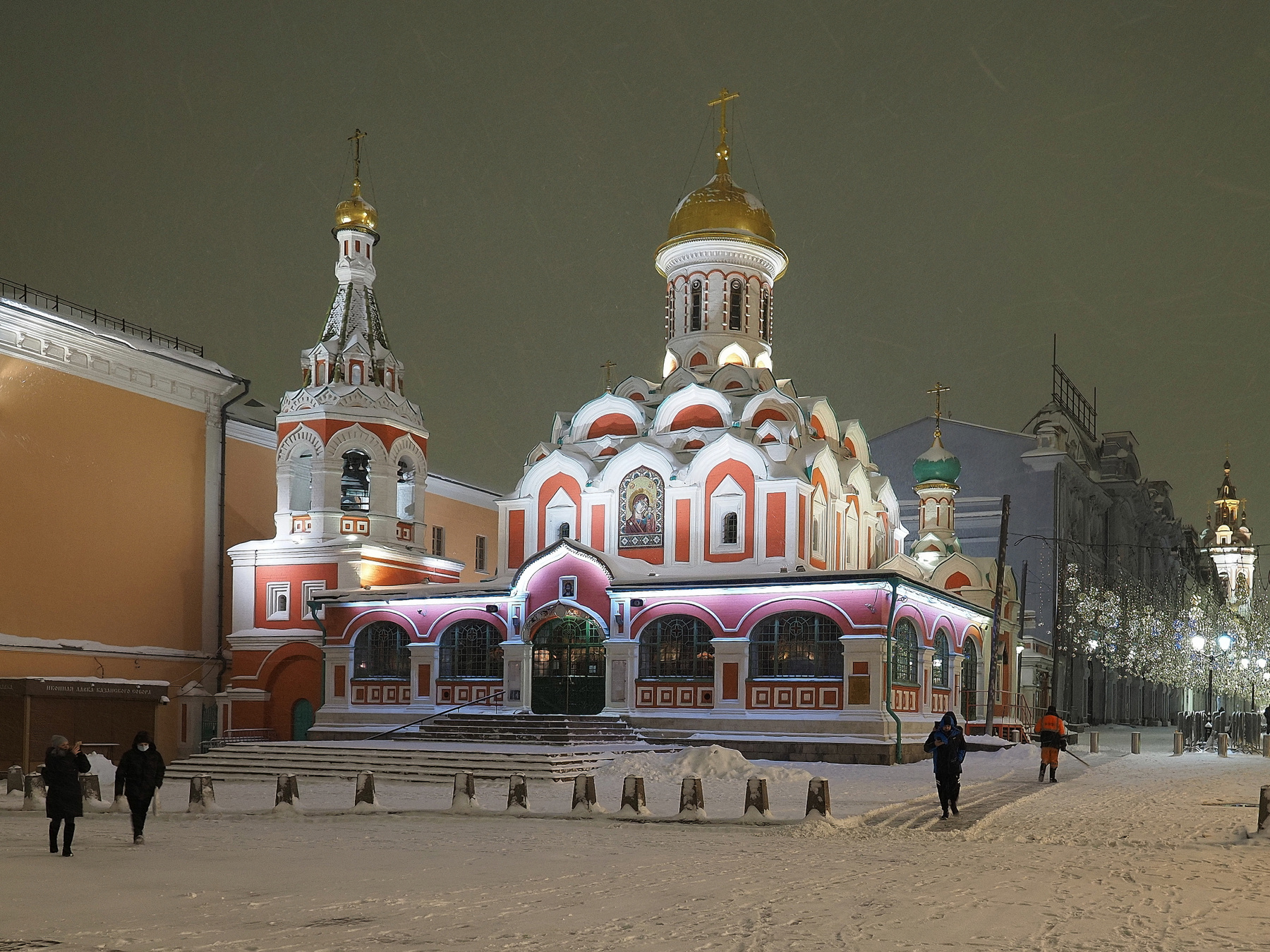 С Красной площади на Никольскую 