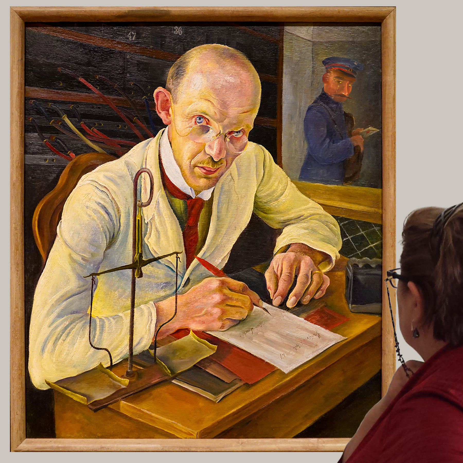 Странная запоминающаяся картина разглядывающий картина в рамке мужчина письменный стол концентрация лысеющий взгляд музей посетитель