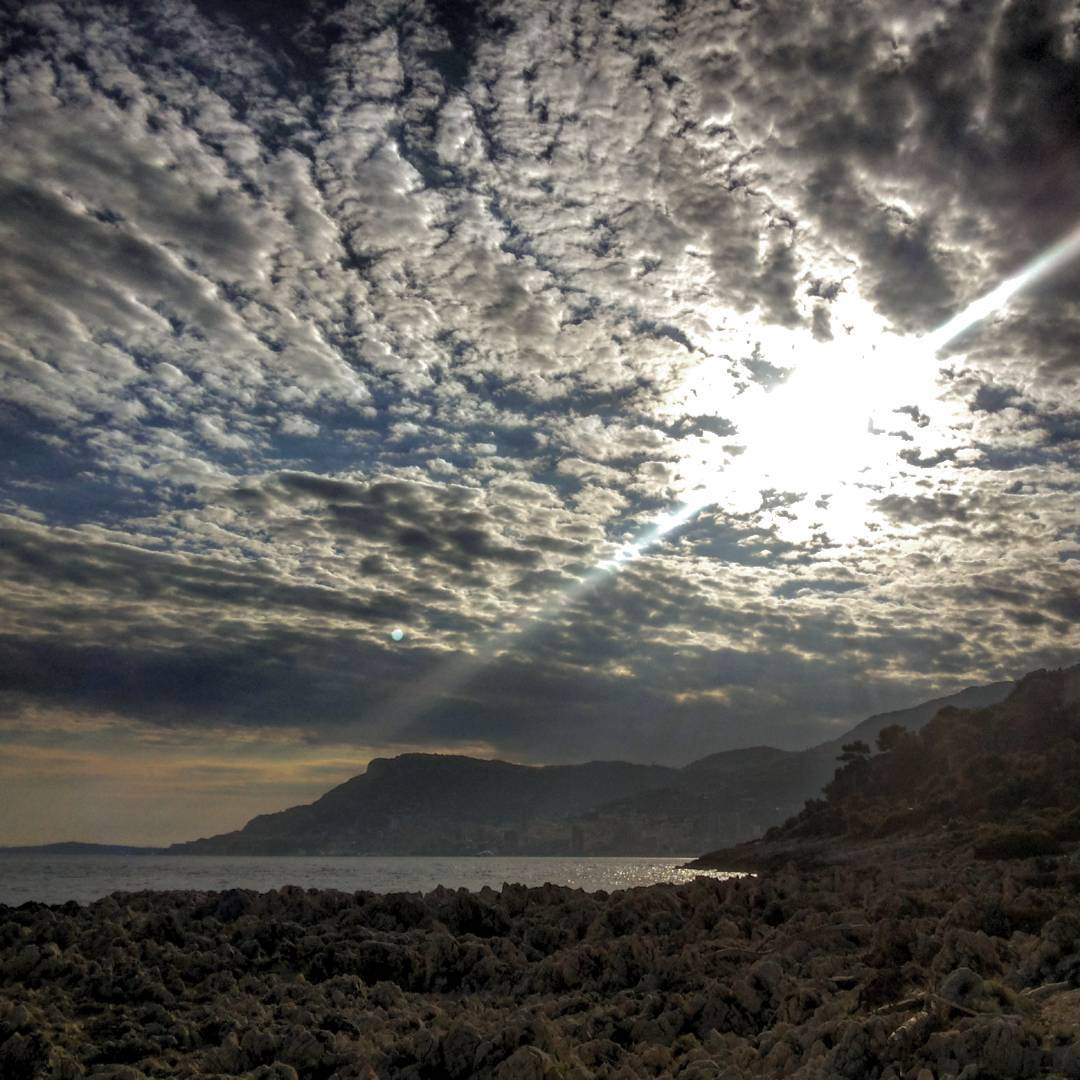 05.05.2016 sea sun amazing spring may море лазурныйберег солнце природа beautiful beach monaco монако roquebrunecapmartin монтекарло montecarlo