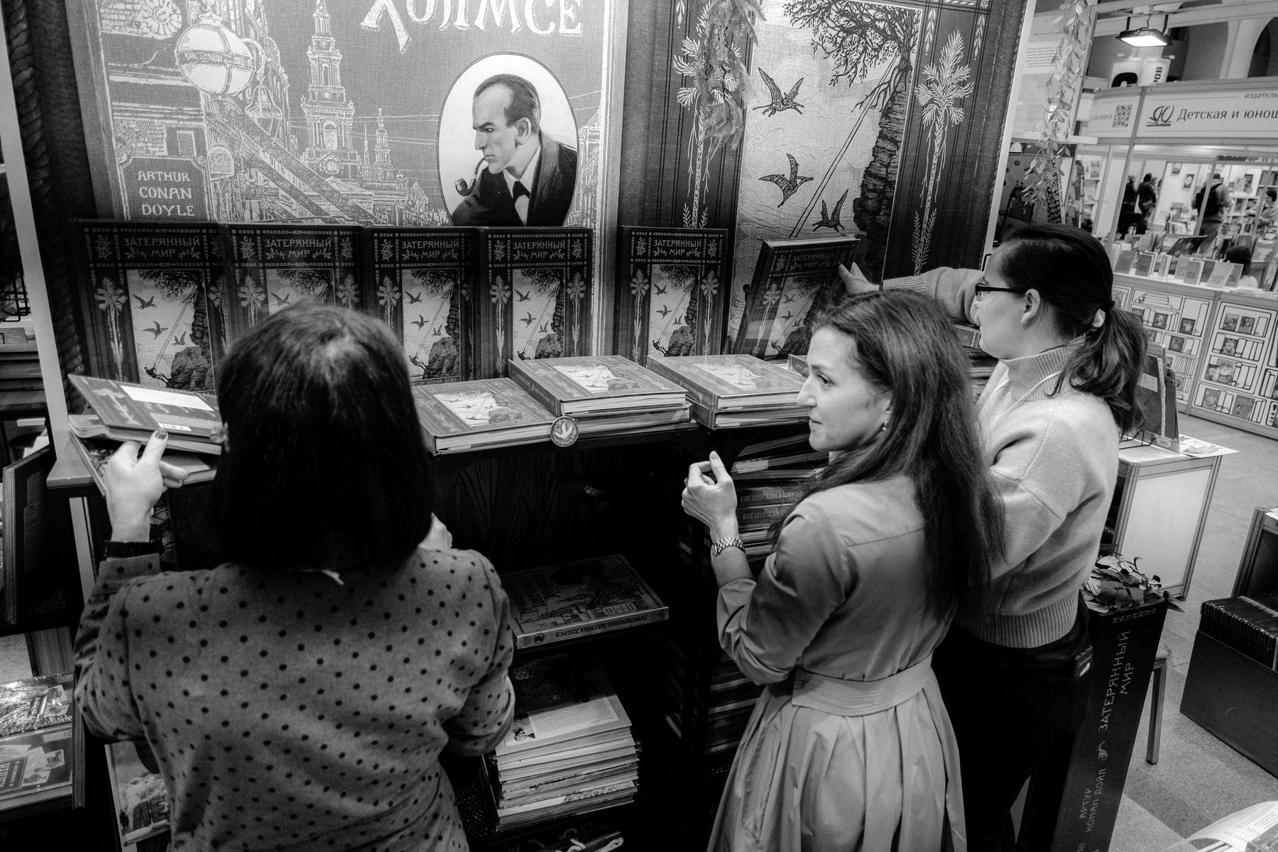 Люди на книжной выставке книжная выставка