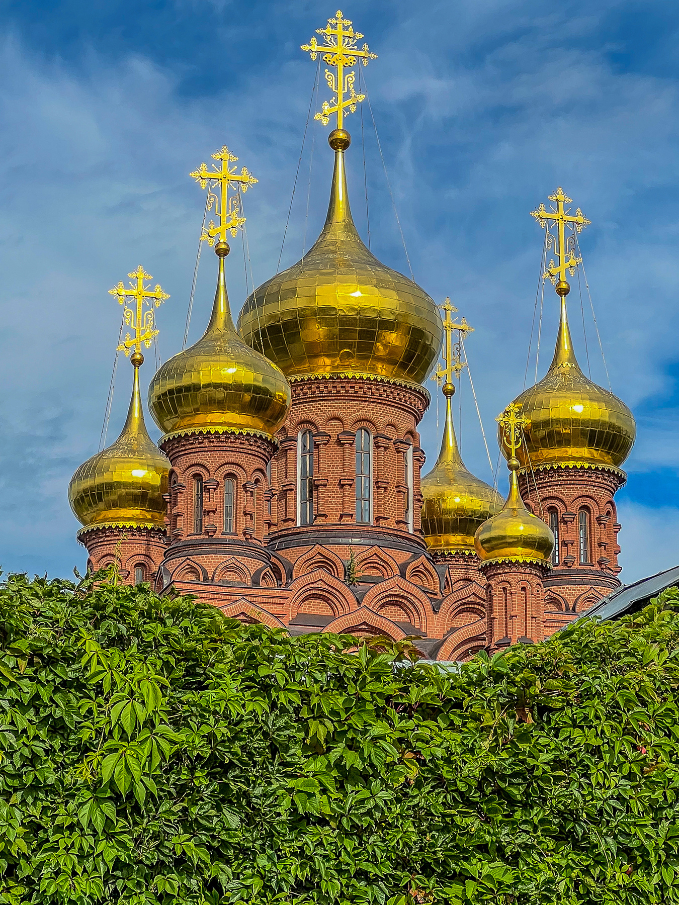 За стеной 