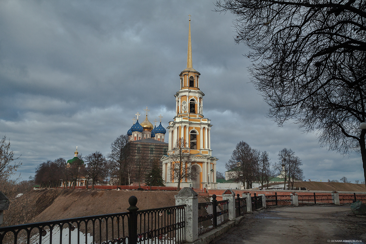 ***Рязань, Кремль. архитектура соборы святыни церкви колокольня набережная Кремль религия весна март снег небо облака