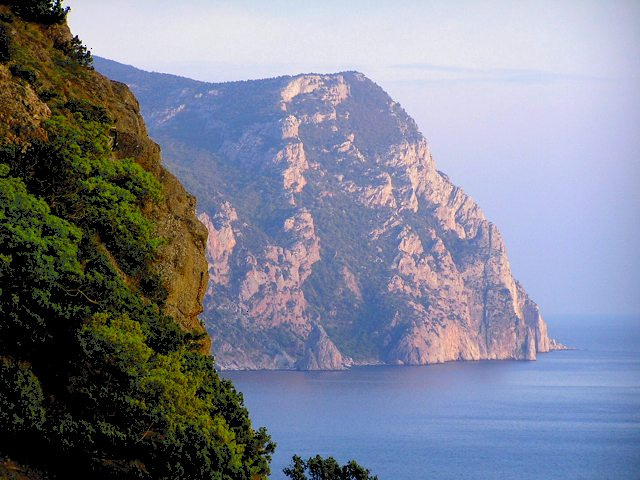сонно мыс лежит у моря айя
