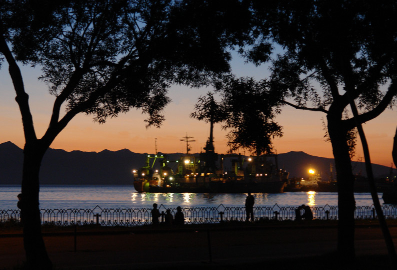 Набережная море вечер закат тени