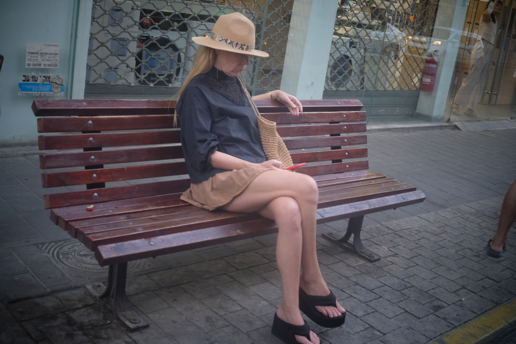 Дама в шляпке, уличное остановка девушка lens meike28 2.8