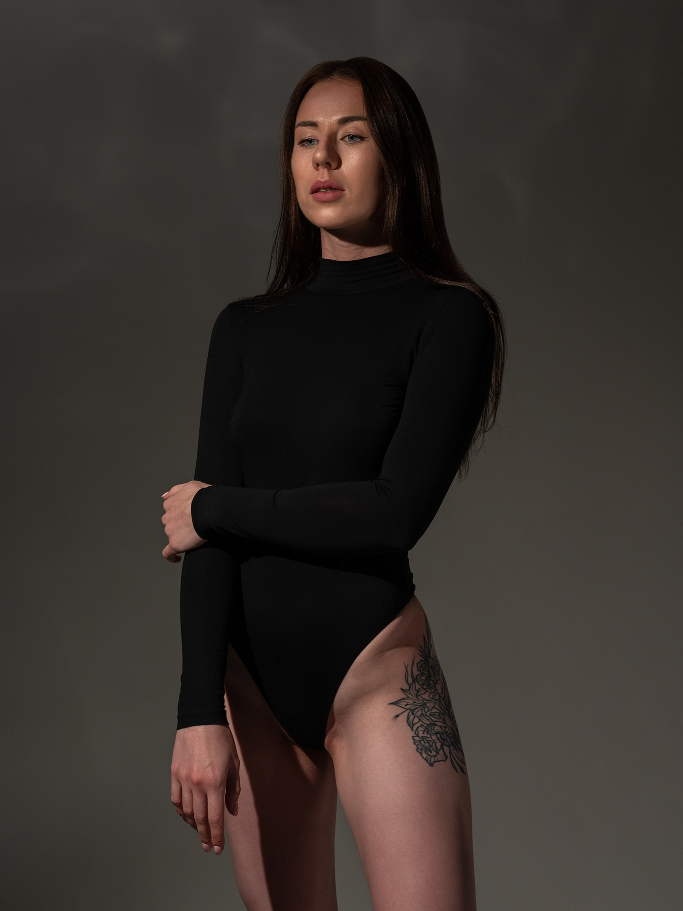In the dark reflections model posing black tattoo long hair leotard brunette отражения модель позировка черный боди тату татуировка блики