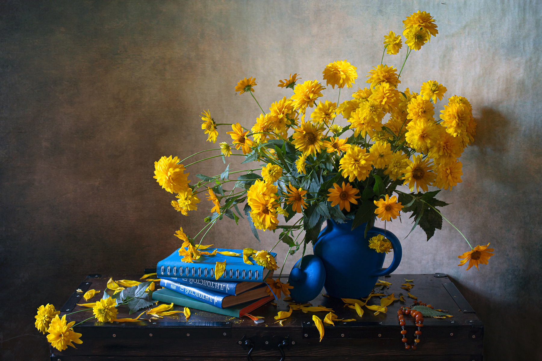Август... миламиронова фотонатюрморт stilllife натюрмортсцветами букет цветы золотыешары август лето книги бусы