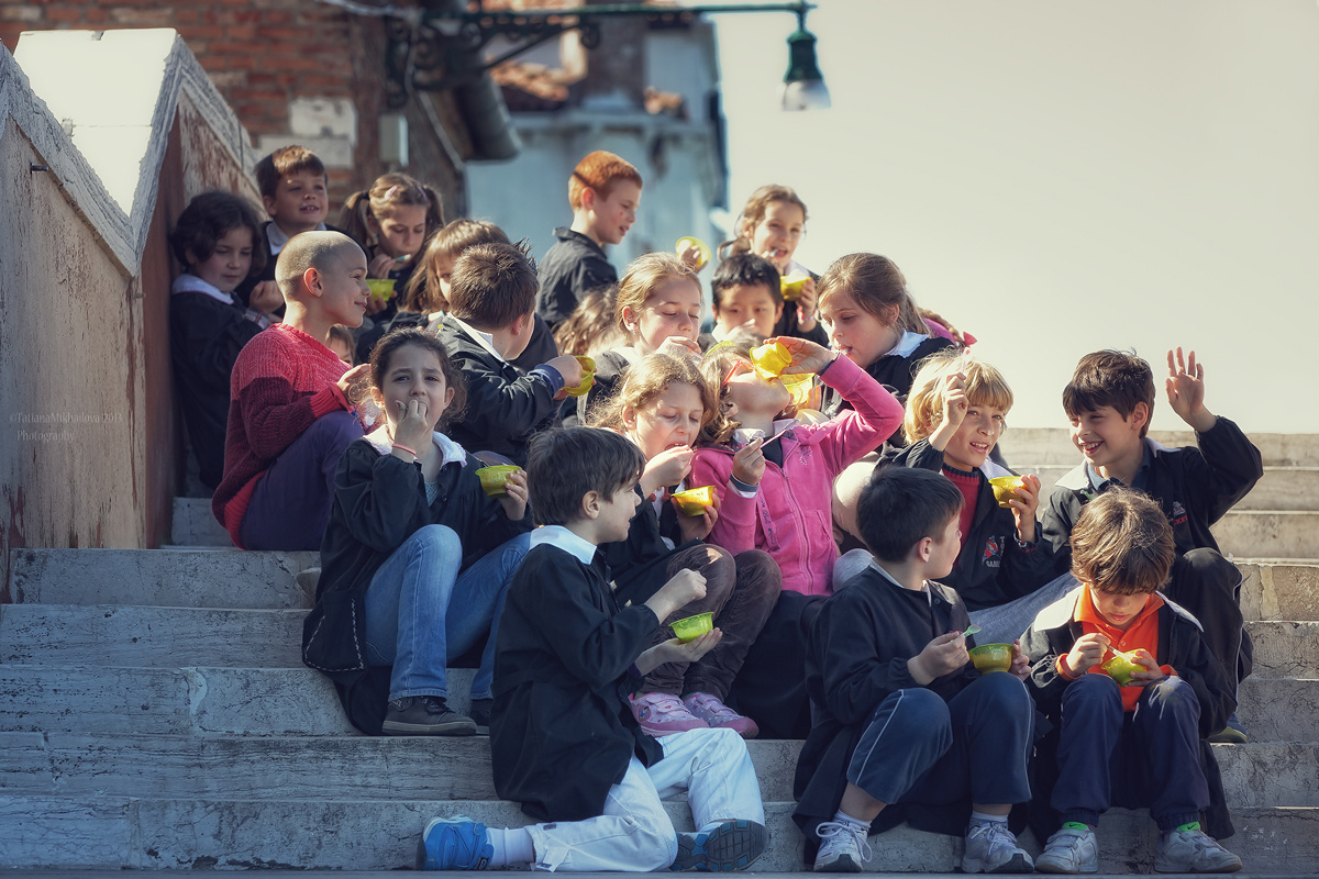 Мороженое children, ice cream, italy, venice, венеция, весна, дети, мороженое, дети едят мороженое, дети сидят на ступеньках, ступени