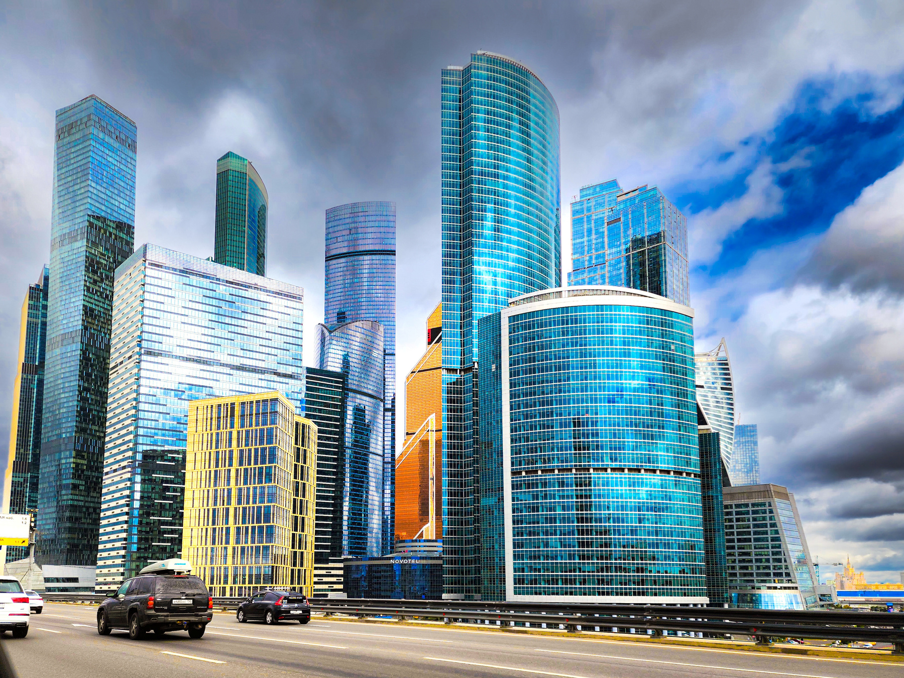 Москва-Сити перед дождем город городской пейзаж небо архитектура здания небоскребы путешествие современный стеклянные фасады облачный дождь