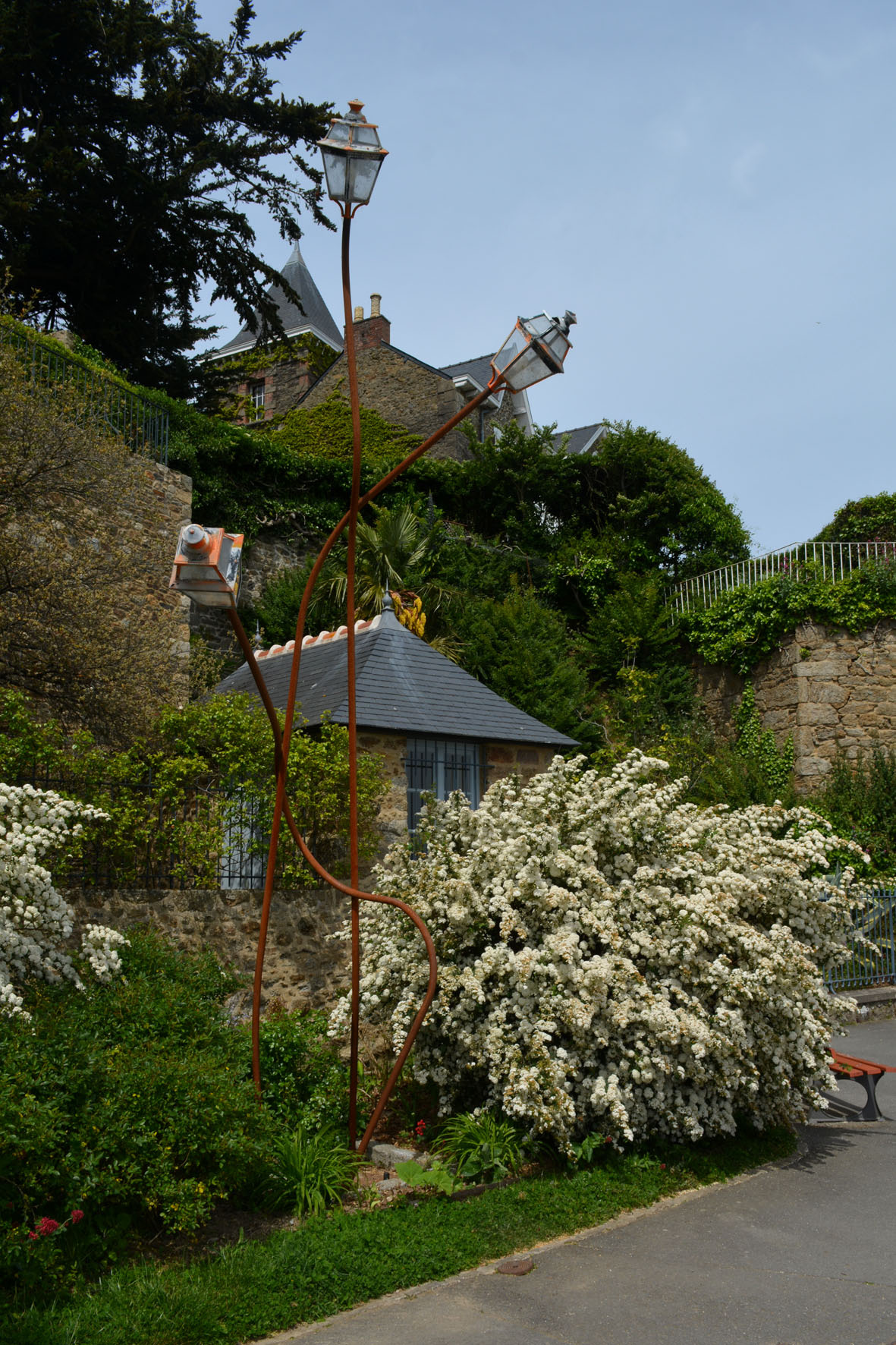 Не все прогнулись Динар Dinard Бретань набережная фонарь светильник