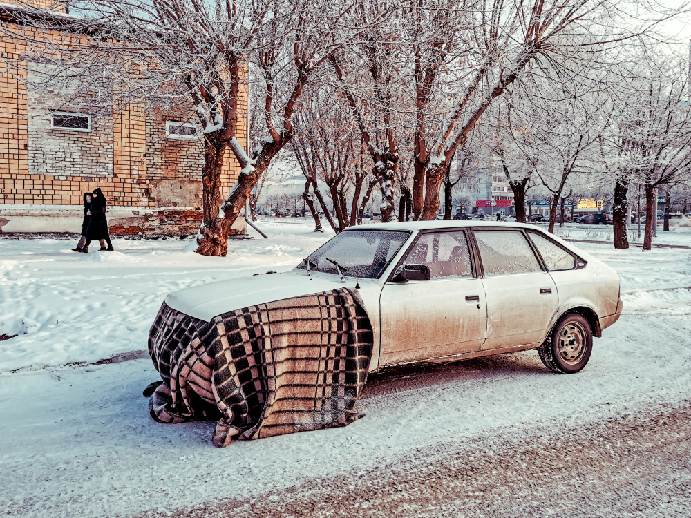В холода, в холода... Россия стрит фото улица люди фотограф наблюдения экзистенция город документальная машина автомобиль зима холод авто деревья снег иней
